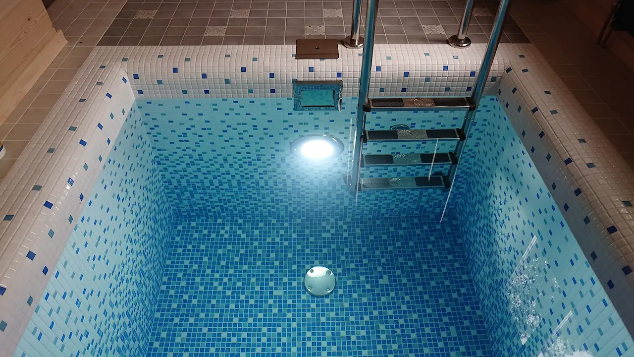 Басейн з підсвіткою, Львів